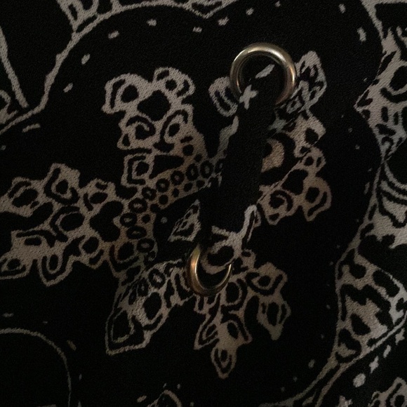 SLEEVELESS black and white blouse - Picture 5 of 6